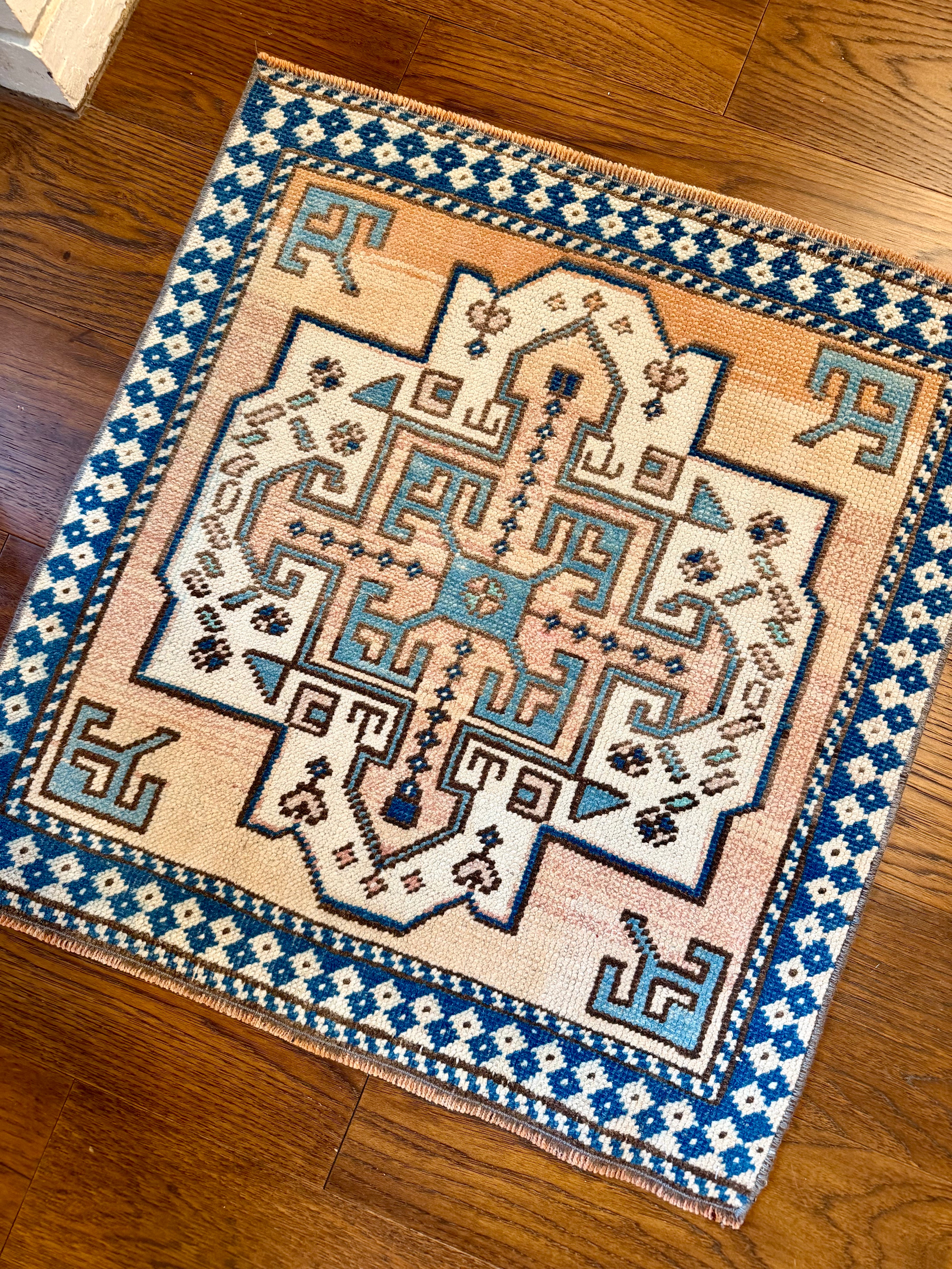 2'5" x 2'3"